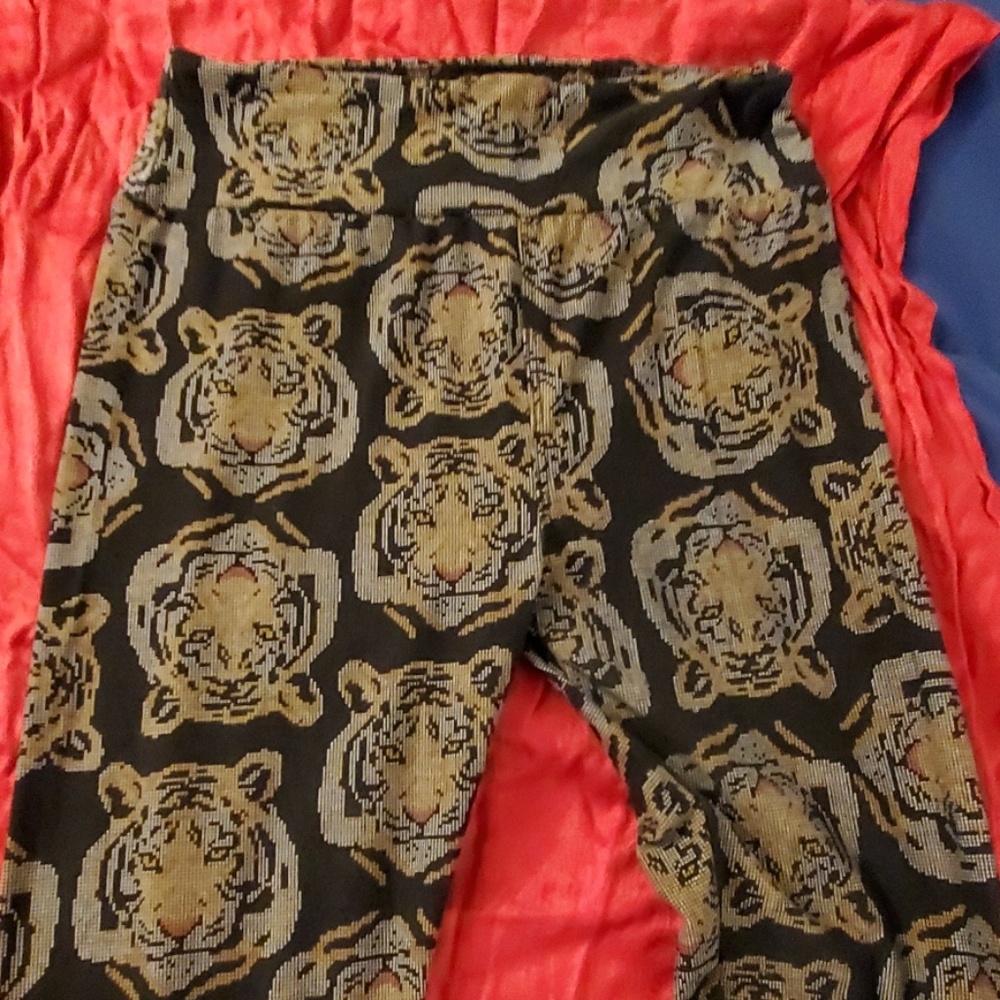 Pixelated tiger head lularoe leggings!! OS